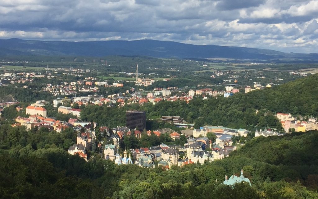 Vista do Miradouro de Diana para a cidade de Karlovy Vary, República Tcheca