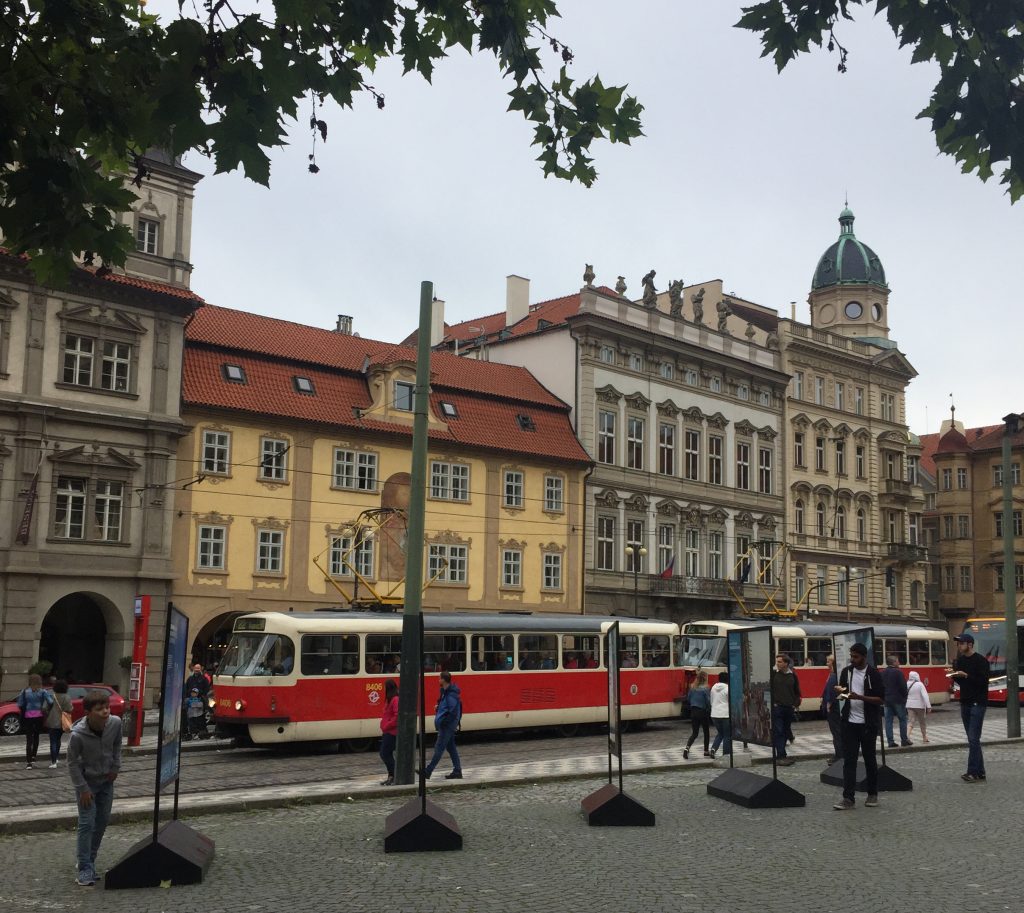A Praça Malostranské em Praga em um dia qualquer do mês de setembro de 2017