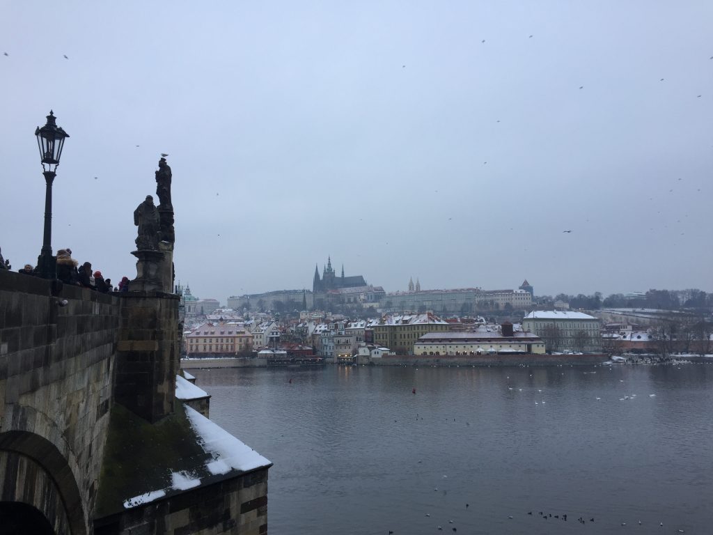 Clima em Dezembro em Praga: dia cinza, frio e com neve