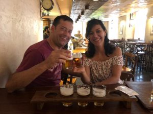 Ricardo e Cláudia provando as cervejas tchecas em setembro de 2018 em Praga