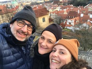 Eu, Raquel, autora do blog, junto com Silvio Acherboim e Solange, clientes muito queridos, em dezembro de 2017 em Praga