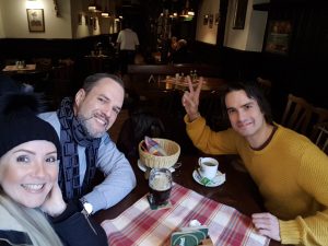 O guia Jan com os clientes Victor e Camila em um restaurante na República Tcheca em fevereiro de 2018