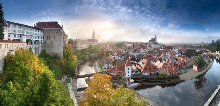 foto em estilo panorama de Cesky Krumlov, cidade medieval da República Tcheca
