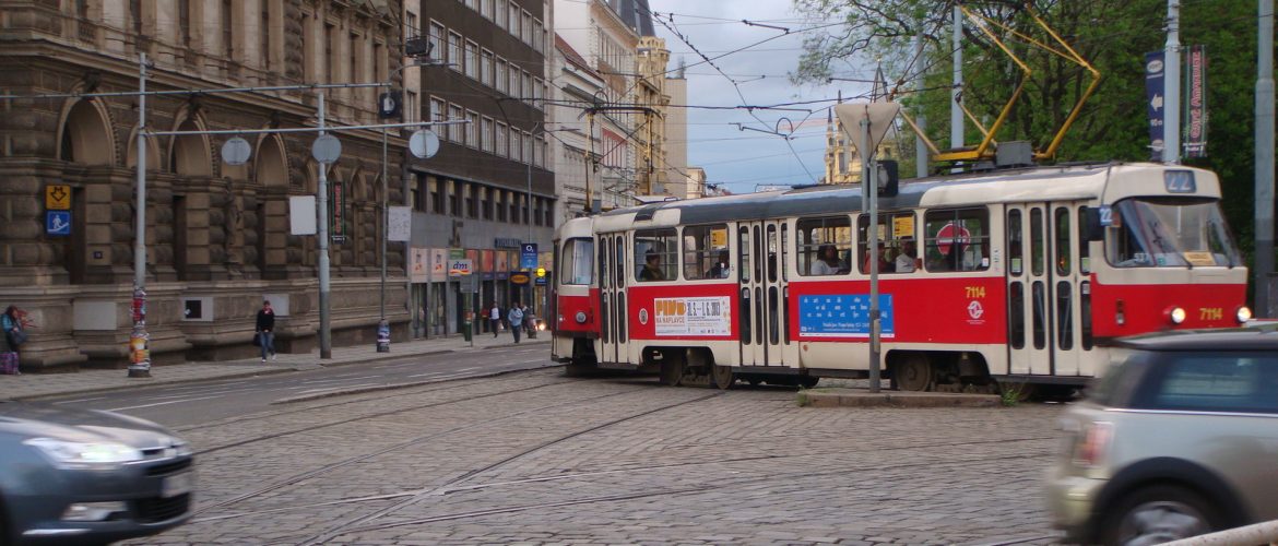 bonde elétrico circulando pela cidade de Praga na República Tcheca