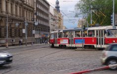 bonde elétrico circulando pela cidade de Praga na República Tcheca