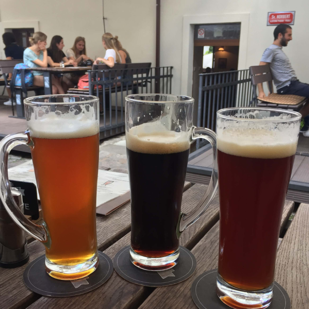 Três copos de cerveja de 400 ml cada um em estilo cumprido ou "tulipa". Na sequência aparecem uma cerveja mais clara, estilo pilsen, outra dark beer, ou seja, cerveja preta e por último, uma semidark, que mescla os dois tipos de cerveja, a clara com a escura. 