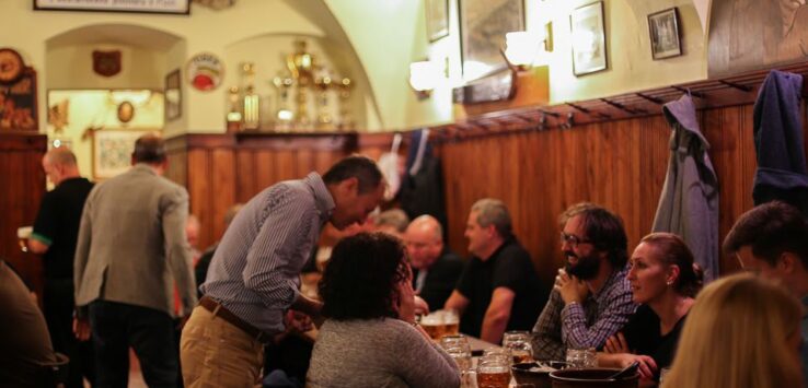 Ambiente informal e descontraído da cervejaria histórica U zlateho tygra no centro da Cidade Velha de Praga