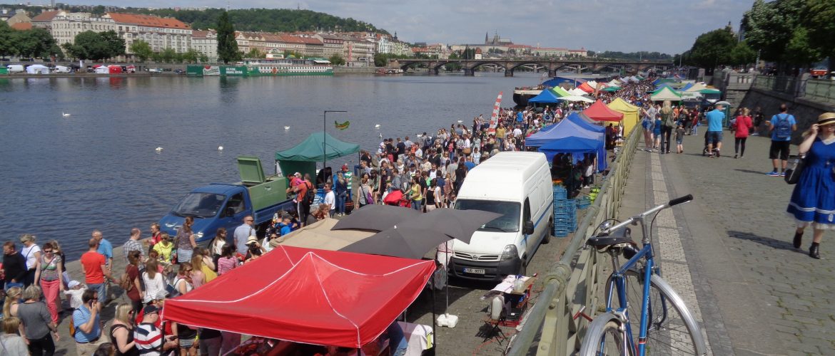 feira de rua com várias barracas com produtos locais