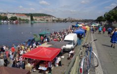 feira de rua com várias barracas com produtos locais