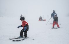 Pessoas esquiando e fazendo snowboard na República Tcheca