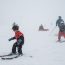 Pessoas esquiando e fazendo snowboard na República Tcheca