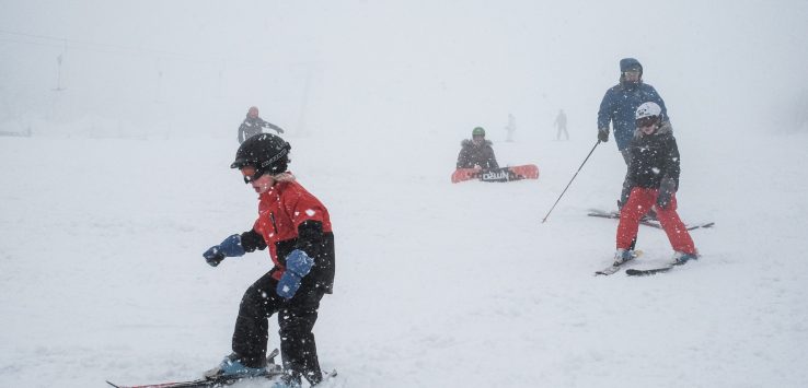 Pessoas esquiando e fazendo snowboard na República Tcheca