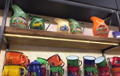 Louças de esmalte, pintadas à mão da empresa Smaltum, típica da República Tcheca