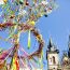 Decoração de Páscoa na praça da Cidade Velha em Praga: uma árvore de verdade, enfeitada com fitas e ovos coloridos
