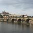 Ponte Carlos e Castelo de Praga no horizonte