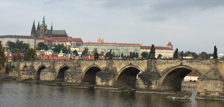 Ponte Carlos e Castelo de Praga no horizonte