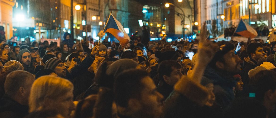 Programação intensa na rua Narodní reúne centenas de pessoas no dia 17 de novembro todo ano.