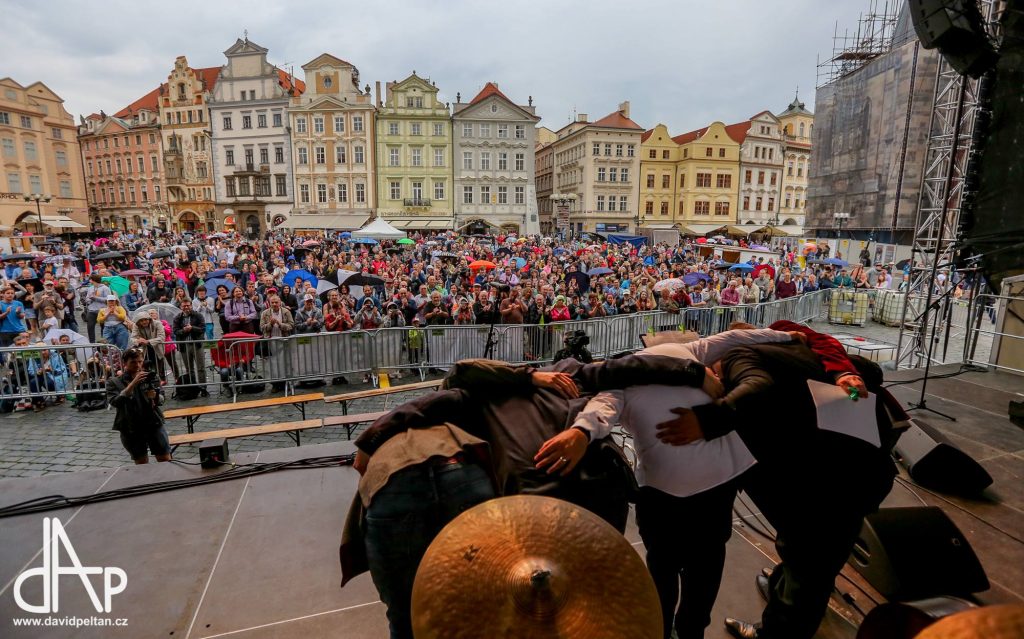 Membros de uma banda no palco agradecendo ao público em um festival na Cidade Velha de Praga, República Tcheca 