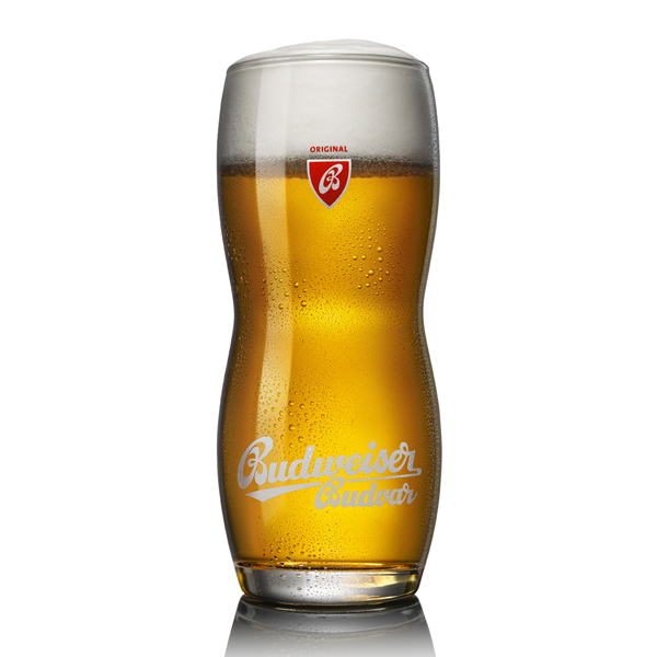 Cerveja lager, clara, da marca Budweiser da República Tcheca