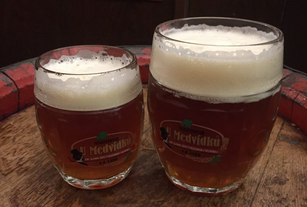Uma cerveja pequena (300 ml) e uma grande (500 ml) da cervejaria artesaanal U Medvídku em Praga