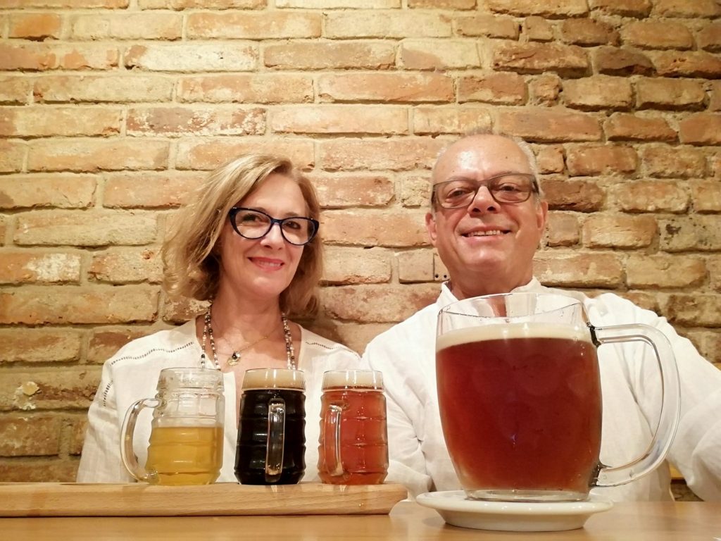 Clientes Cláudio e Yole na cervejaria em junho de 2019