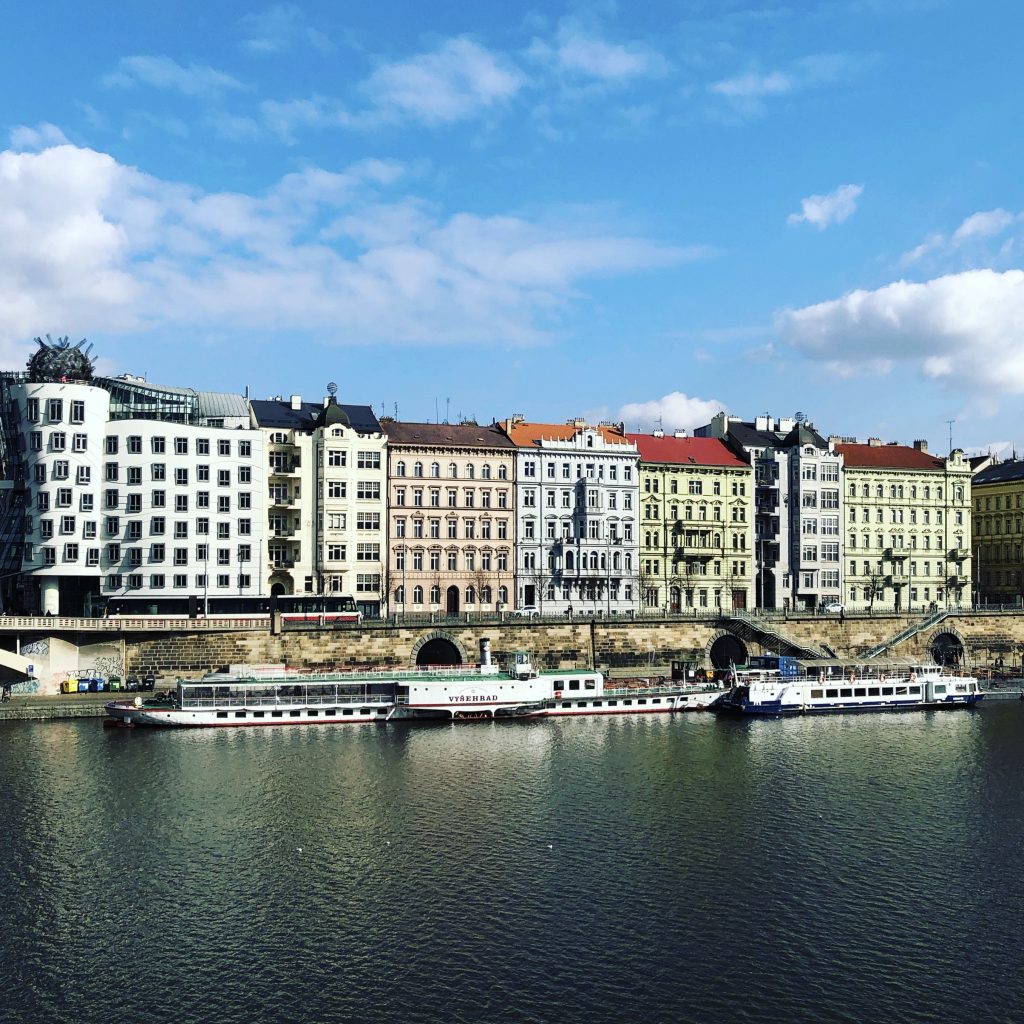 Um pouco do panorama da arquitetura de Praga à beira do rio Moldava. Vista da ponte Jiráskův most