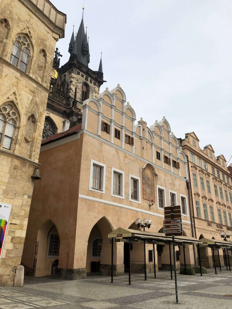 Restaurante da Praça da Cidade em Praga fechado no lockdown de fevereiro de 2021