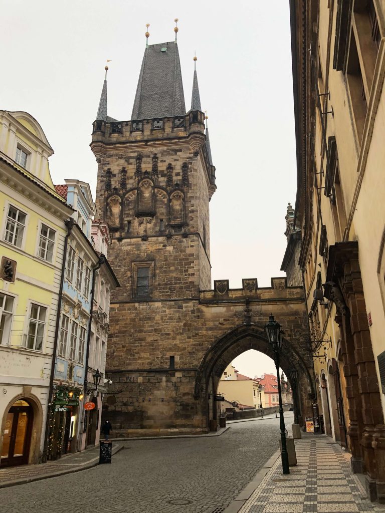 Torre do bairro de Malá Strana em Praga com ruas vazias por causa do lockdown em fevereiro de 2021