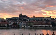 complexo do Castelo de Praga no horizonte em um céu rosado de fim de tarde
