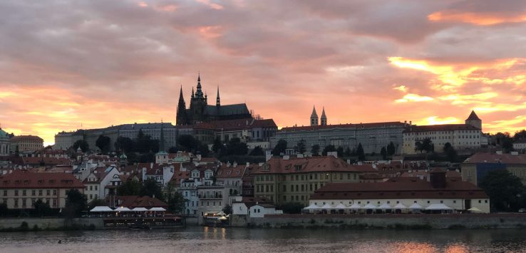complexo do Castelo de Praga no horizonte em um céu rosado de fim de tarde