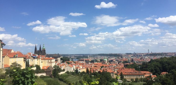Vista da cidade de Praga em um dia de verão no mês de Agosto