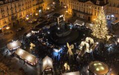 Mercado de Natal na praça da Cidade Velha em Praga, registro feito do alto da torre da prefeitura no começo de uma noite de dezembro.