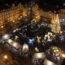 Mercado de Natal na praça da Cidade Velha em Praga, registro feito do alto da torre da prefeitura no começo de uma noite de dezembro.