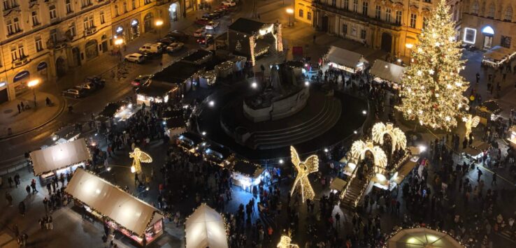 Mercado de Natal na praça da Cidade Velha em Praga, registro feito do alto da torre da prefeitura no começo de uma noite de dezembro.