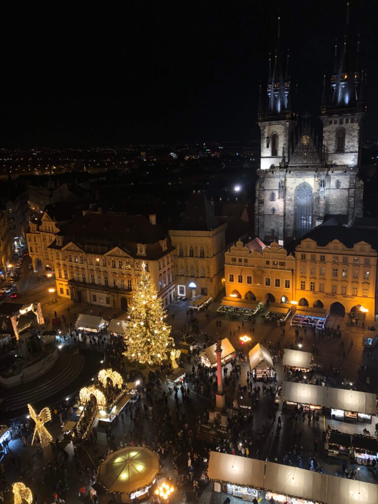 Mercado de Natal na praça da Cidade Velha em Praga. Registro feito do alto da torre da prefeitura no começo de uma noite de dezembro.