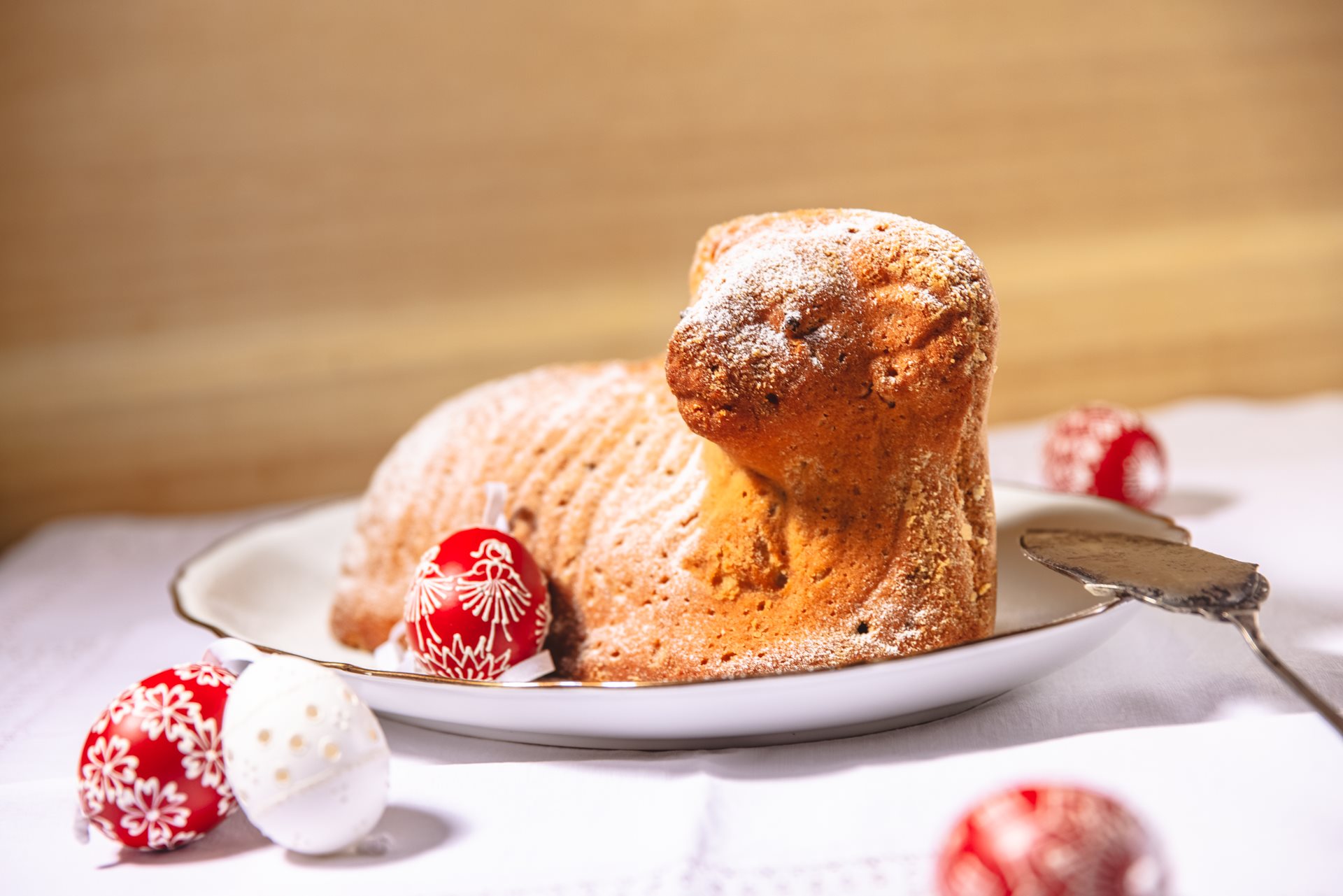 ordeiro de Páscoa, um bolo doce em forma de cordeiro com um laço amarelo no pescoço,
bem comum durante as celebrações pascais na República Tcheca.