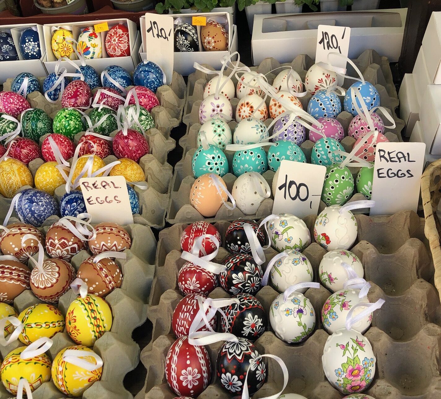 Ovos coloridos e decorados em um cesto fazem parte da tradição tcheca de Páscoa.