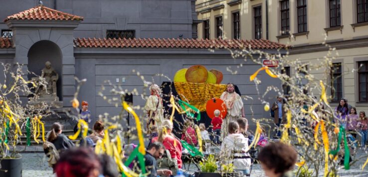 Festividades de Páscoa na praça Mariana em Praga: árvores decoradas com fitas e ovos coloridos.