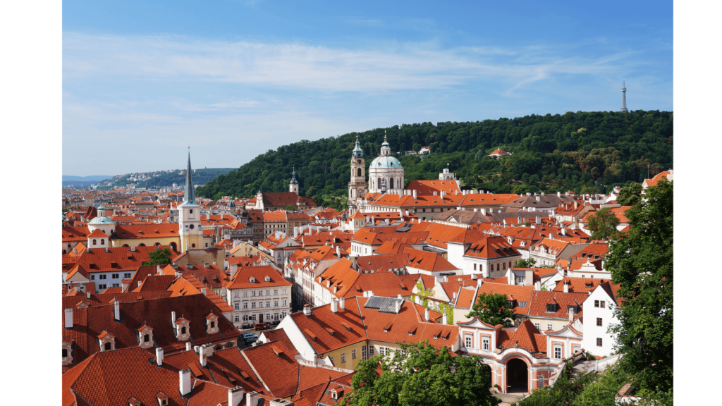 Panorama do bairro de Malá Strana visto do alto com os telhados vermelhos dos prédios históricos 