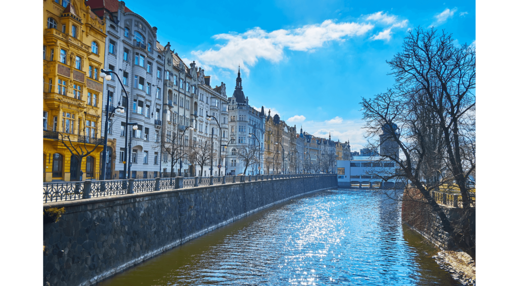 Conjunto de edifícios históricos em estilo art nouveau na frente da orla do rio Moldava em Praga