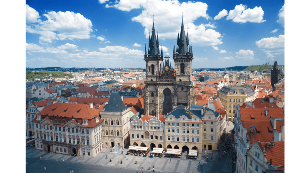 Edifícios históricos que compõe a Praça da Cidade Velha de Praga com destaque para a igreja gótica de Nossa Senhora de Týn