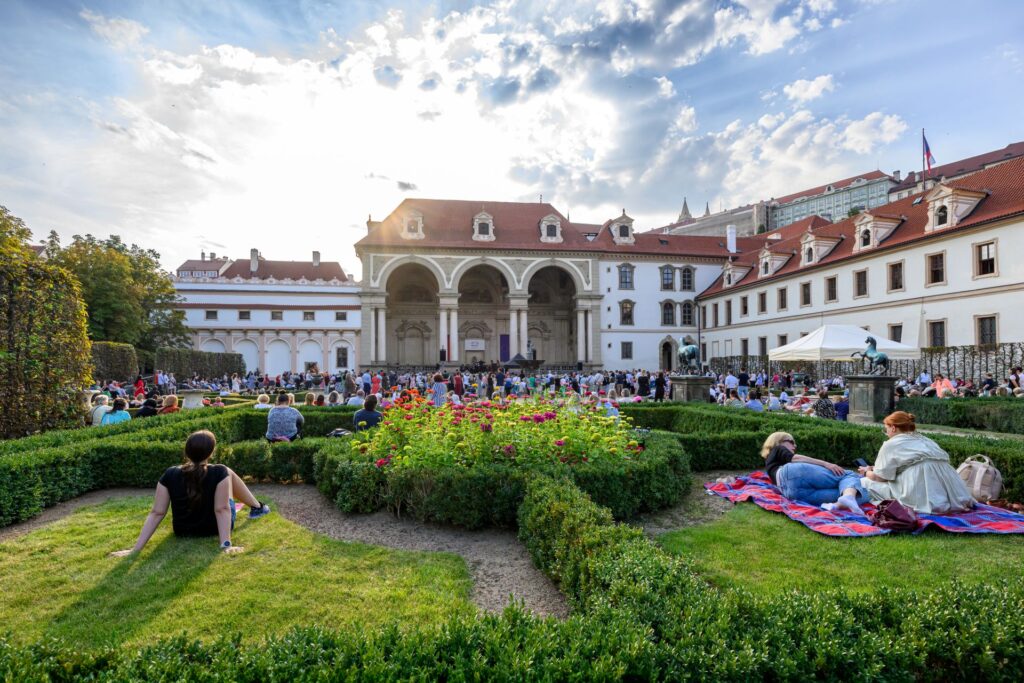 Palácio de Waldstein, em estilo barroco, imponente, com um jardim belíssimo a sua frente em um dia de verão em Praga