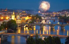 Rio Moldava em Praga com a sequência de pontes que cruzam a cidade em uma noite festiva de Ano Novo