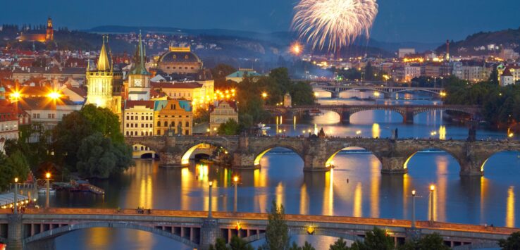 Rio Moldava em Praga com a sequência de pontes que cruzam a cidade em uma noite festiva de Ano Novo